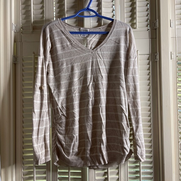 Maternity LOT. Fits like a med (different sizes) - Picture 4 of 6